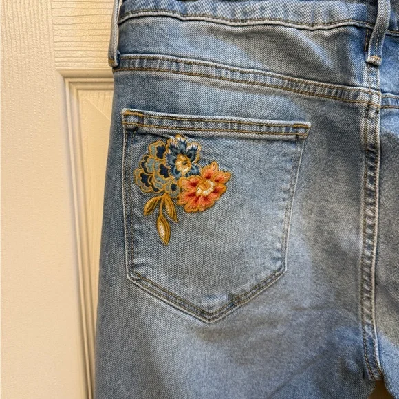 Driftwood Embroidered Collette Floral Cuffed Crop Jeans. - Picture 3 of 3